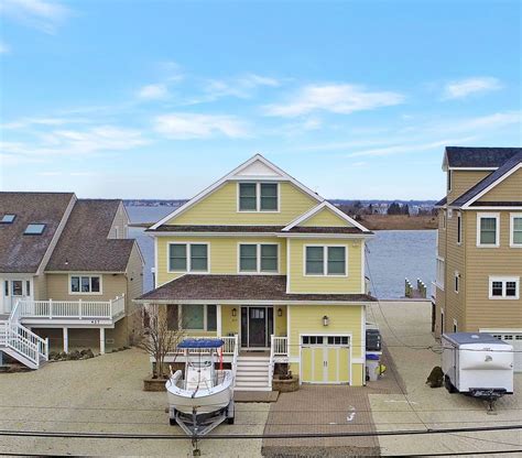 It is most famous for its white sandy beaches stretching as far as the eye can see, beautiful weather, and Liberty State Park. . Rent in new jersey
